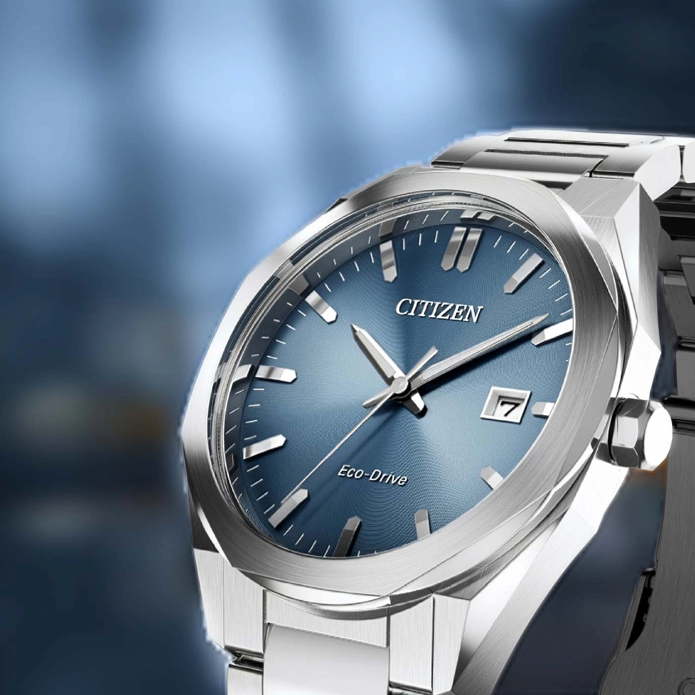Nahaufnahme einer Citizen Eco-Drive Uhr mit blauem Zifferblatt.