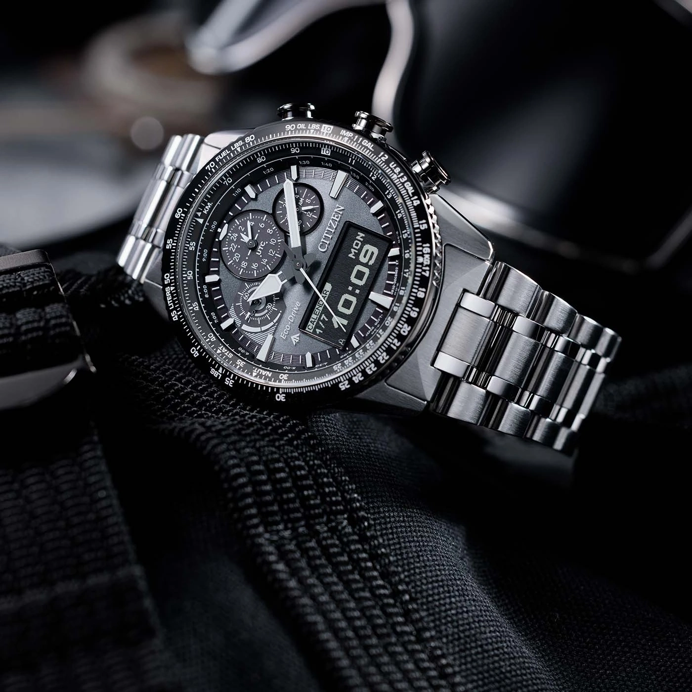 Citizen-Uhr mit Digitalanzeige, Edelstahlarmband und Chronographenfunktionen.