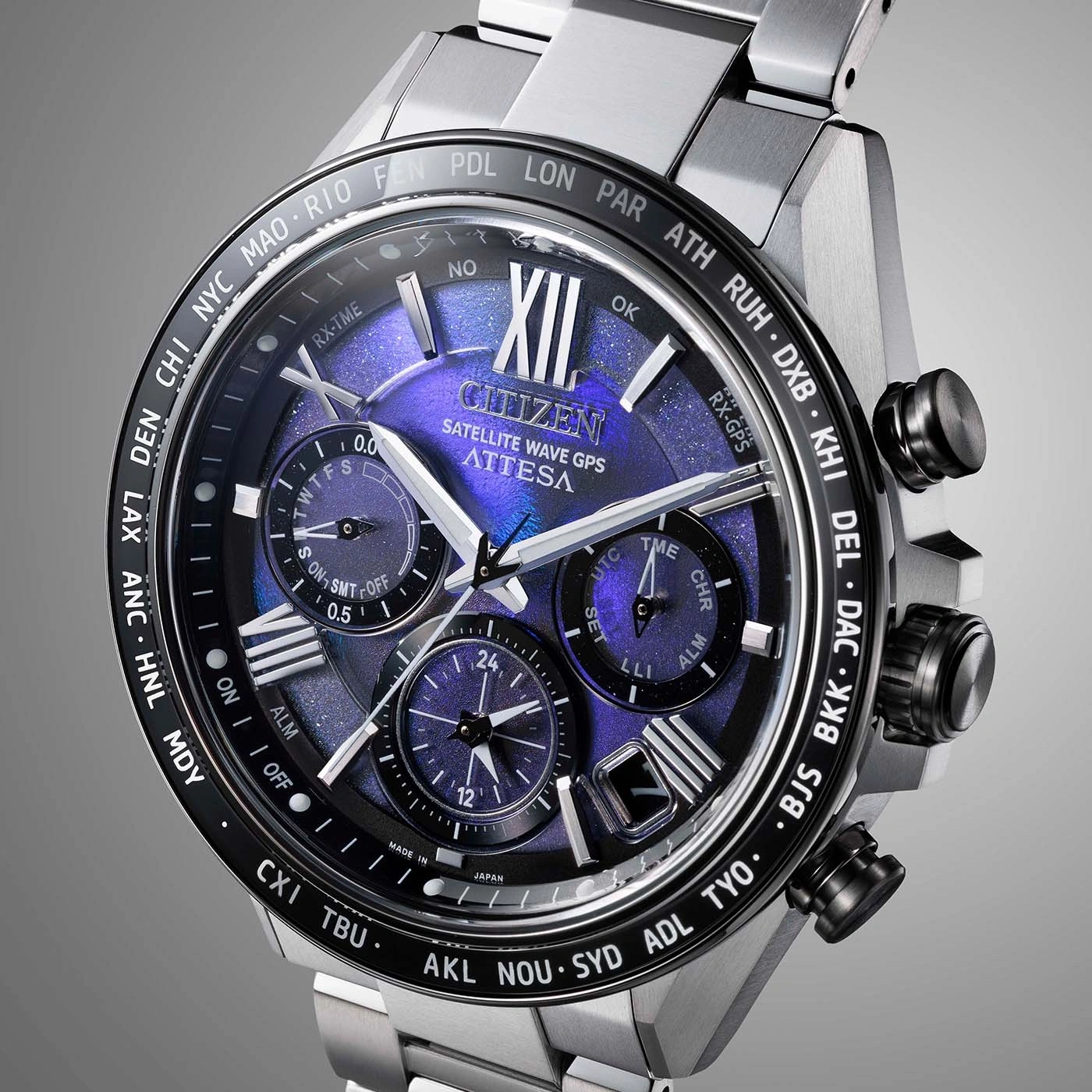 Citizen Attesa Uhr mit mehreren Zifferblättern und Weltzeitzonen, metallisches Design.