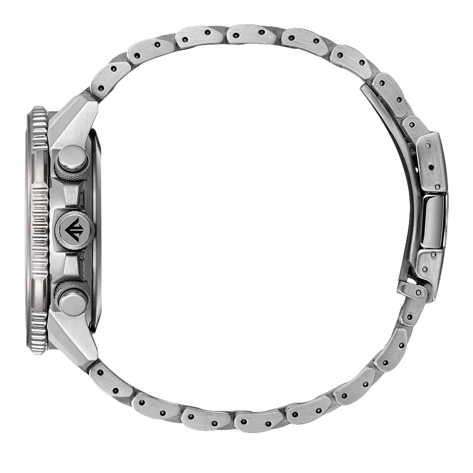 Seitenansicht einer silbernen Armbanduhr mit Metallband und Knöpfen.