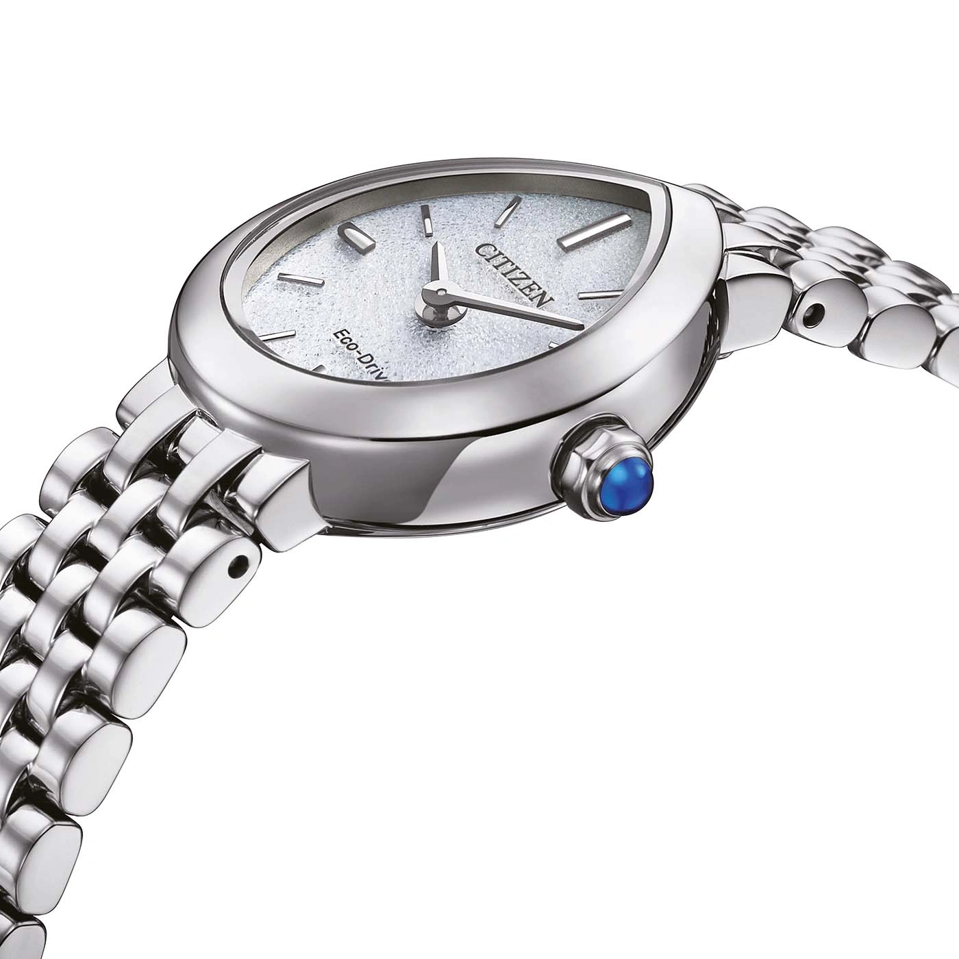 Nahaufnahme einer silbernen Citizen Eco-Drive-Uhr mit blauem Stein auf der Krone.