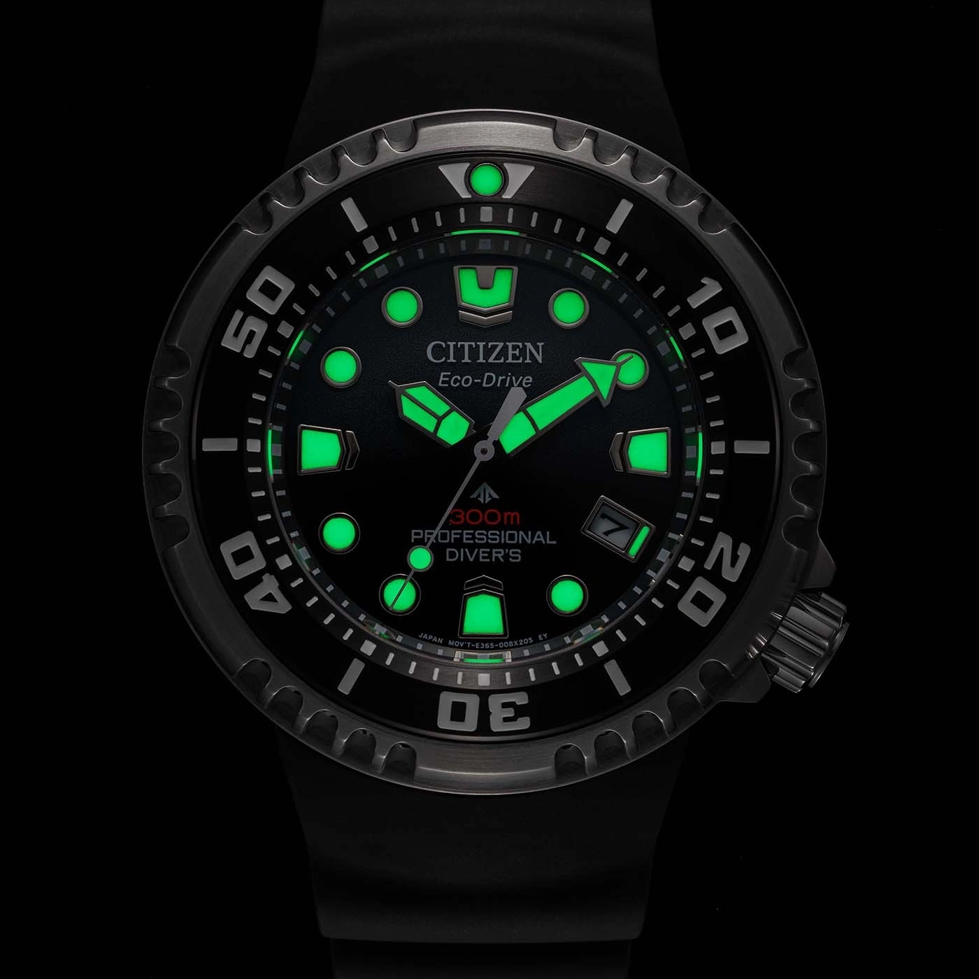 Citizen Eco-Drive Uhr mit leuchtend grünen Akzenten und schwarzem Hintergrund.