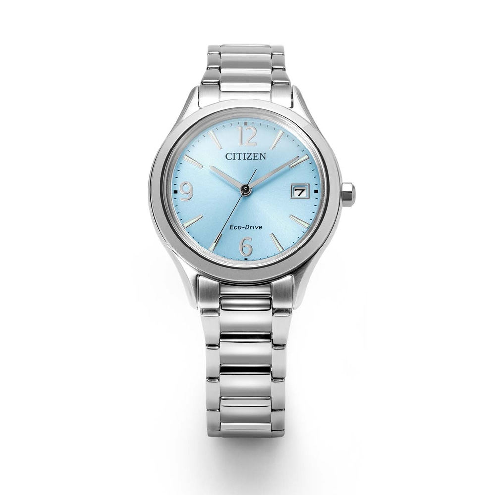 Eine silberne Citizen Eco-Drive Uhr mit hellblauem Zifferblatt und silbernem Armband.