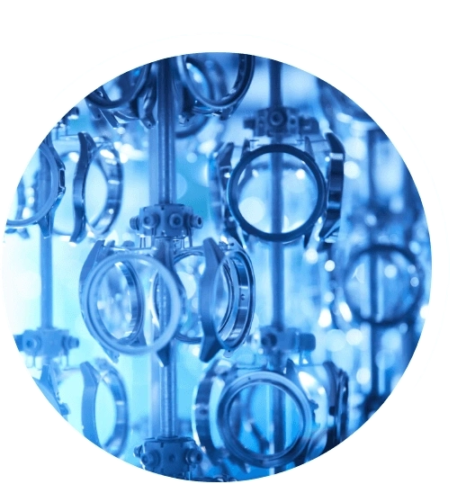 Nahaufnahme von Uhrteilen, bläulich getönt, industriell, kreisförmig, Metall, Herstellungsprozess