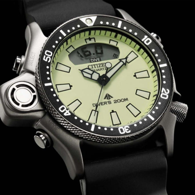 Citizen Taucheruhr mit schwarzer Lünette und Digitalanzeige, die Tiefe anzeigt.