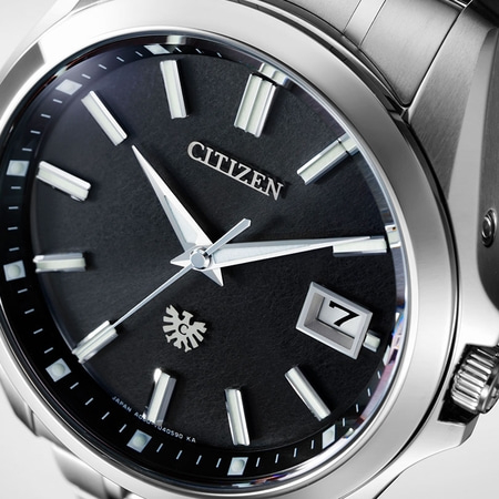 Nahaufnahme einer Citizen-Uhr mit schwarzem Zifferblatt und silbernen Akzenten.