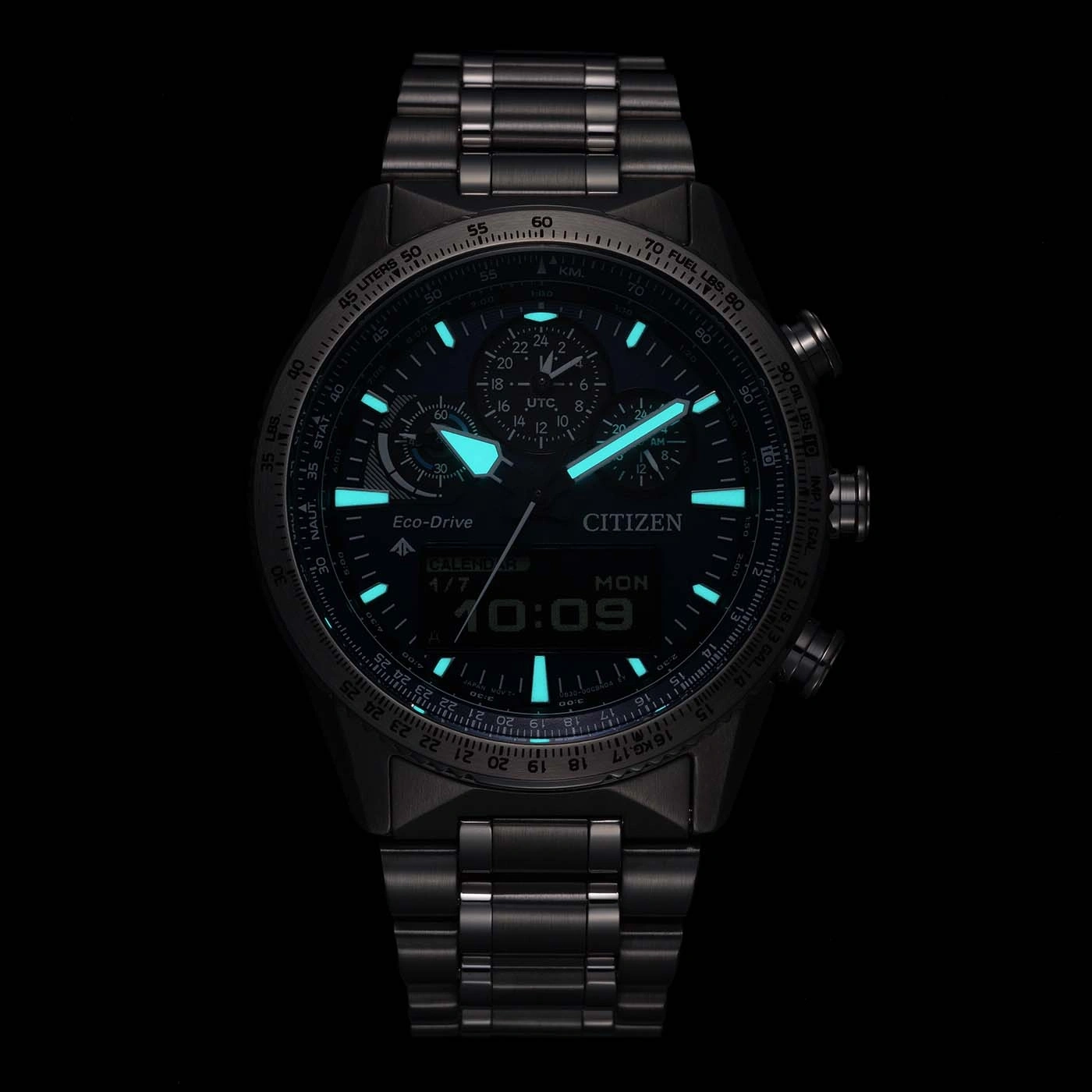 Citizen-Uhr mit leuchtend blauen Akzenten, schwarzem Hintergrund, Eco-Drive, Digitalanzeige und Metallband.