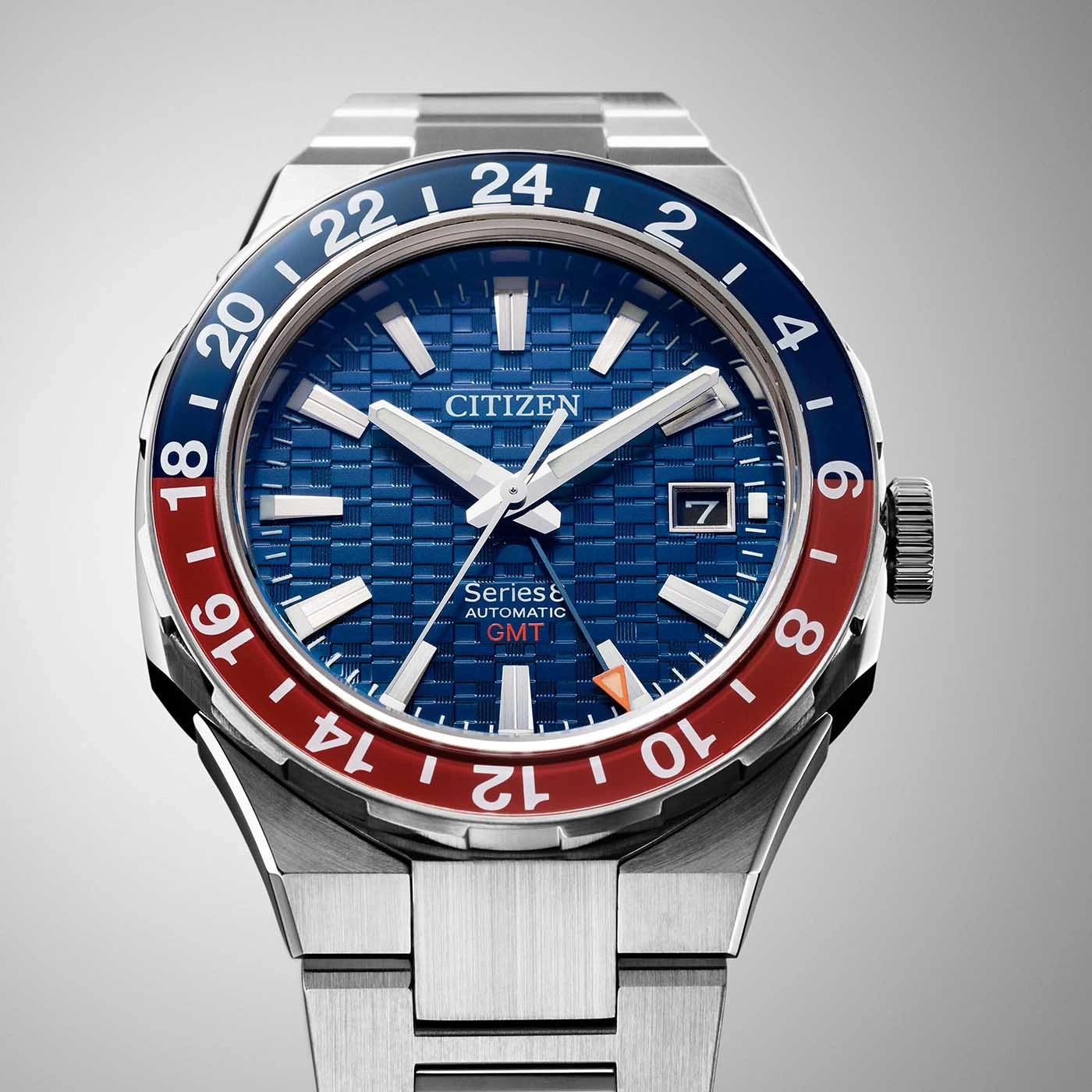 Citizen-Uhr mit blau-roter Lünette, GMT-Funktion und Datumsanzeige.