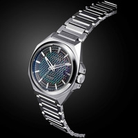 Citizen Series 8 Automatikuhr mit silbernem Armband und schwarzem Hintergrund.