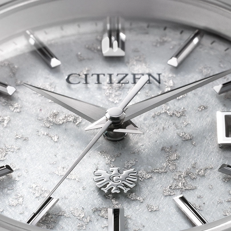 Nahaufnahme eines Citizen-Zifferblatts mit silbernen Akzenten und Logo.