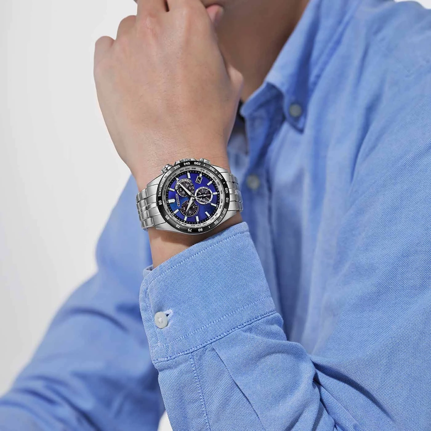 Mann mit blauer Uhr und blauem Hemd, Nahaufnahme.