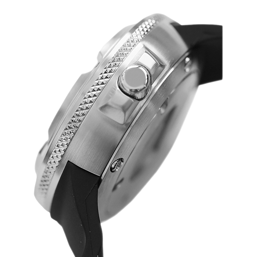 Nahaufnahme einer silbernen Uhr mit schwarzem Armband und strukturierter Lünette.
