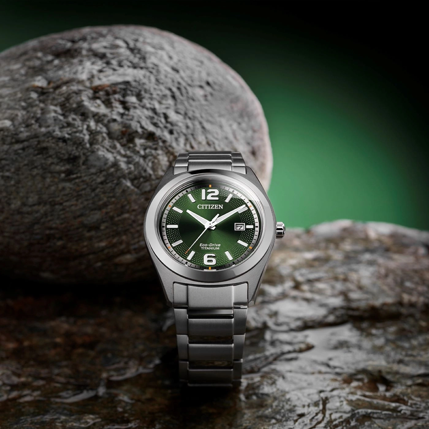 Citizen-Uhr mit grünem Zifferblatt auf einem Felsen, Nahaufnahme.