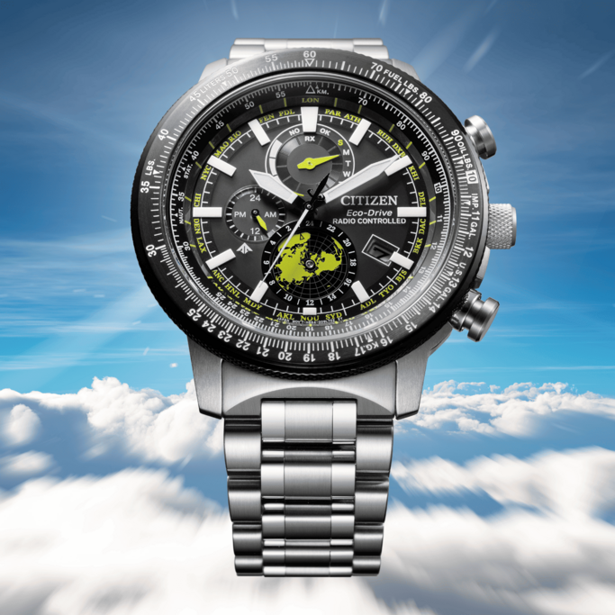 Citizen Eco-Drive Uhr mit mehreren Zifferblättern und einer Weltkarte auf Wolkenhintergrund.
