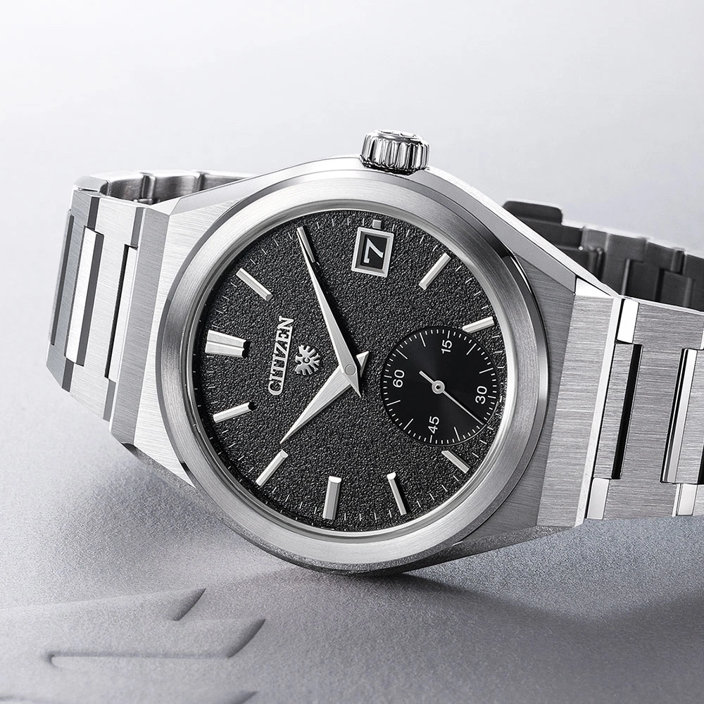 Citizen-Uhr mit schwarzem Zifferblatt und silbernem Armband, elegantes Design.