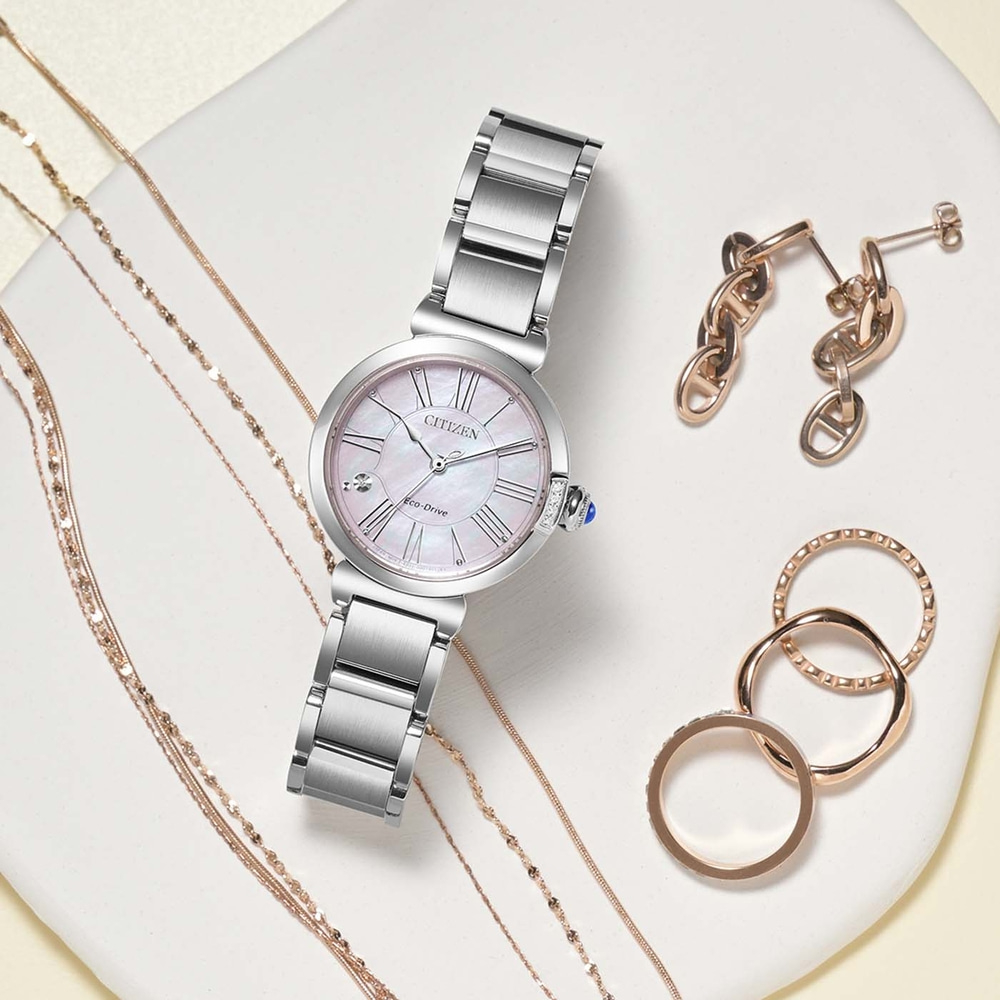 Eine Sammlung eleganter Schmuckstücke, darunter eine Citizen-Uhr, Ohrringe und Ringe.