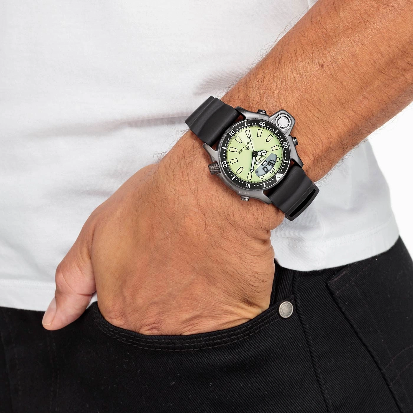 Mann mit Uhr, Hand in der Tasche, schwarze Jeans, weißes Hemd.