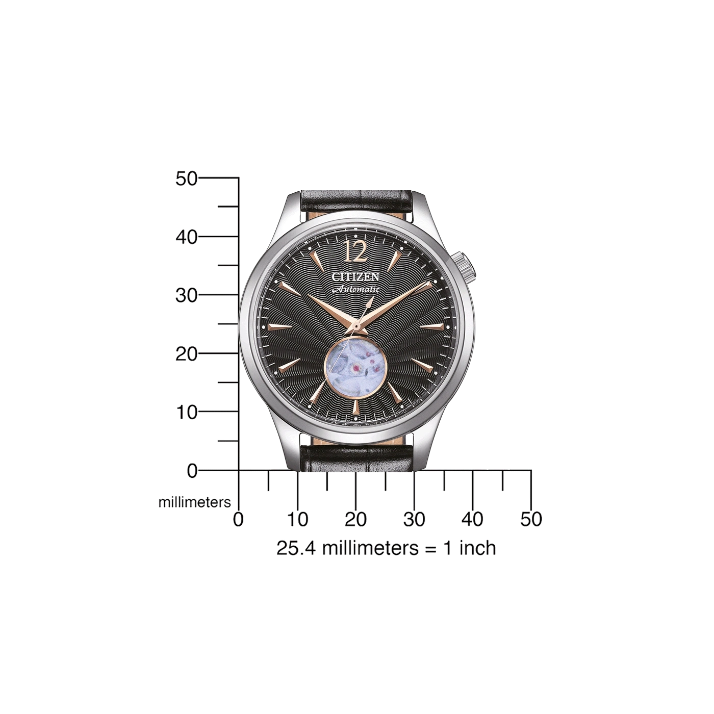 Citizen Automatic Uhr mit schwarzem Zifferblatt und Lederarmband, mit Millimeterskala.
