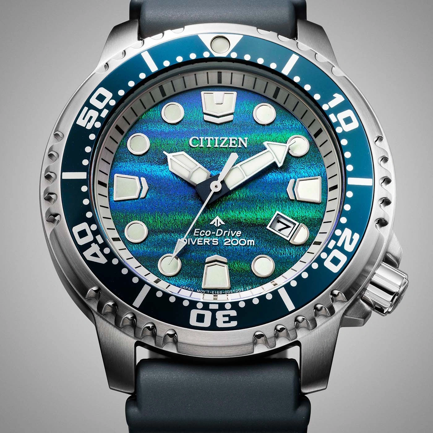 Nahaufnahme einer Citizen Eco-Drive Taucheruhr mit blau-grünem Zifferblatt.