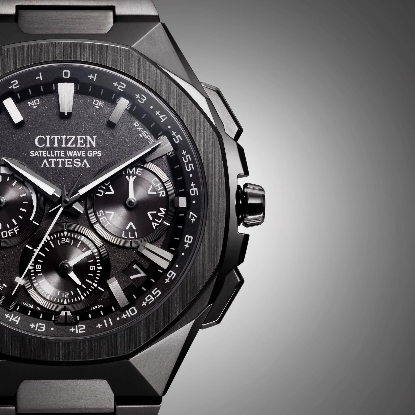 Nahaufnahme einer Citizen Attesa Uhr mit dunkelgrauem Zifferblatt und mehreren Hilfszifferblättern.