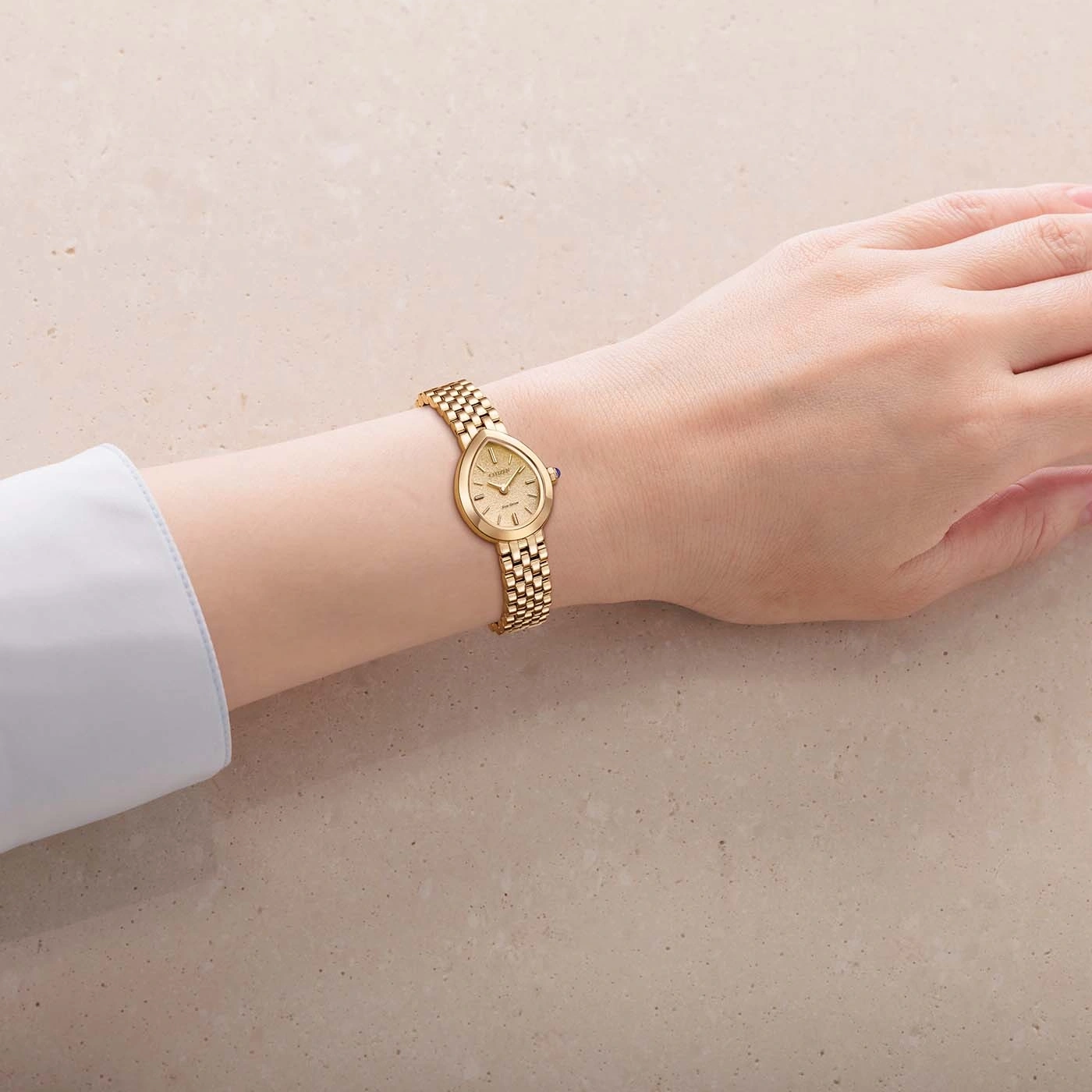 Eine goldene Uhr am Handgelenk einer Frau