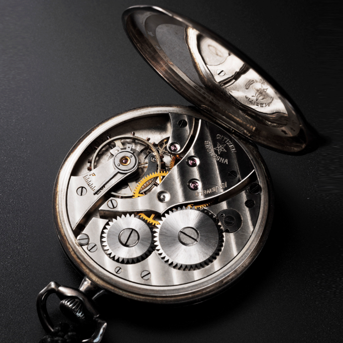 Nahaufnahme einer Citizen Shokosha Taschenuhr mit komplizierten Zahnrädern und Details.