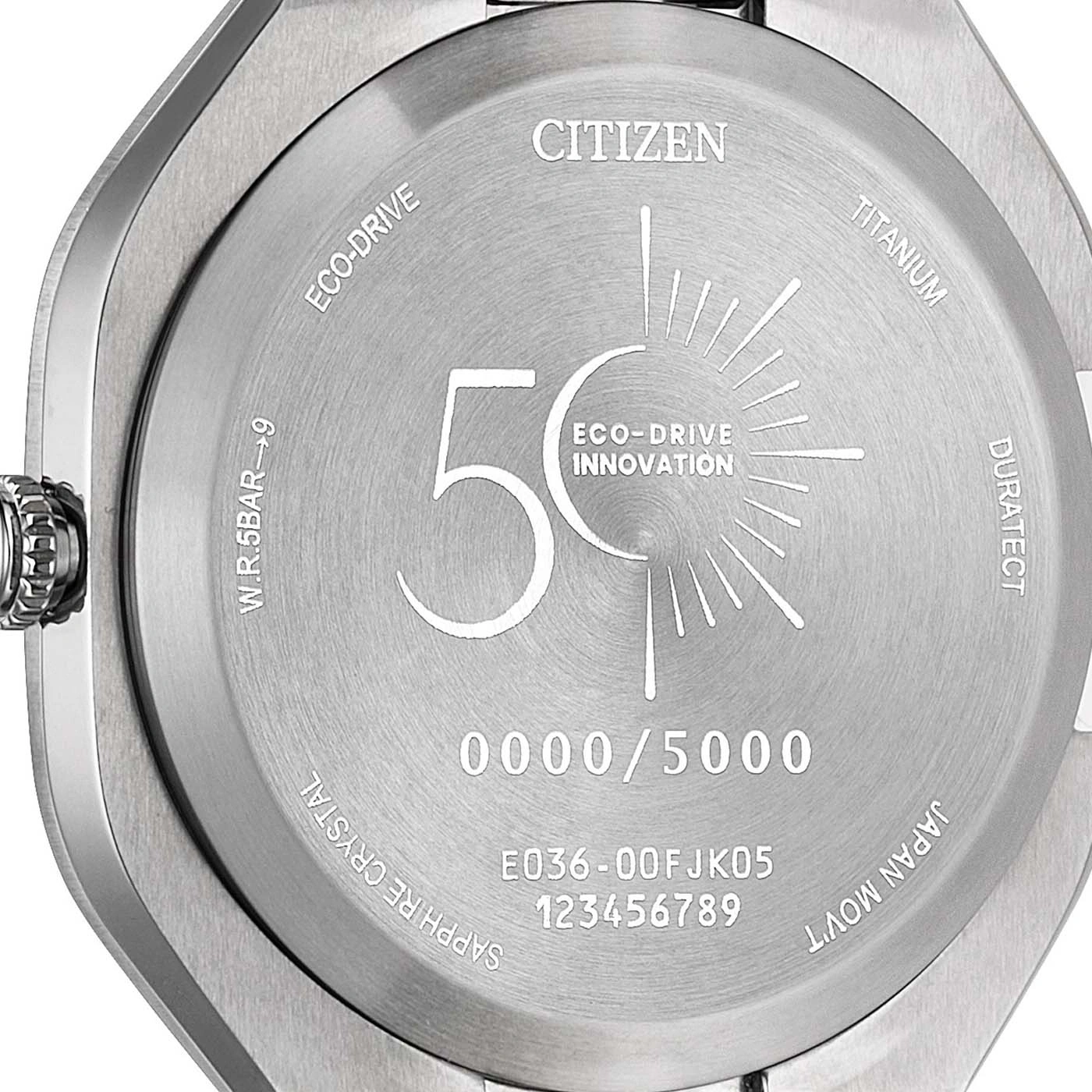 Rückseite einer Citizen Eco-Drive Titanuhr mit 50-Jahre-Markierungen.