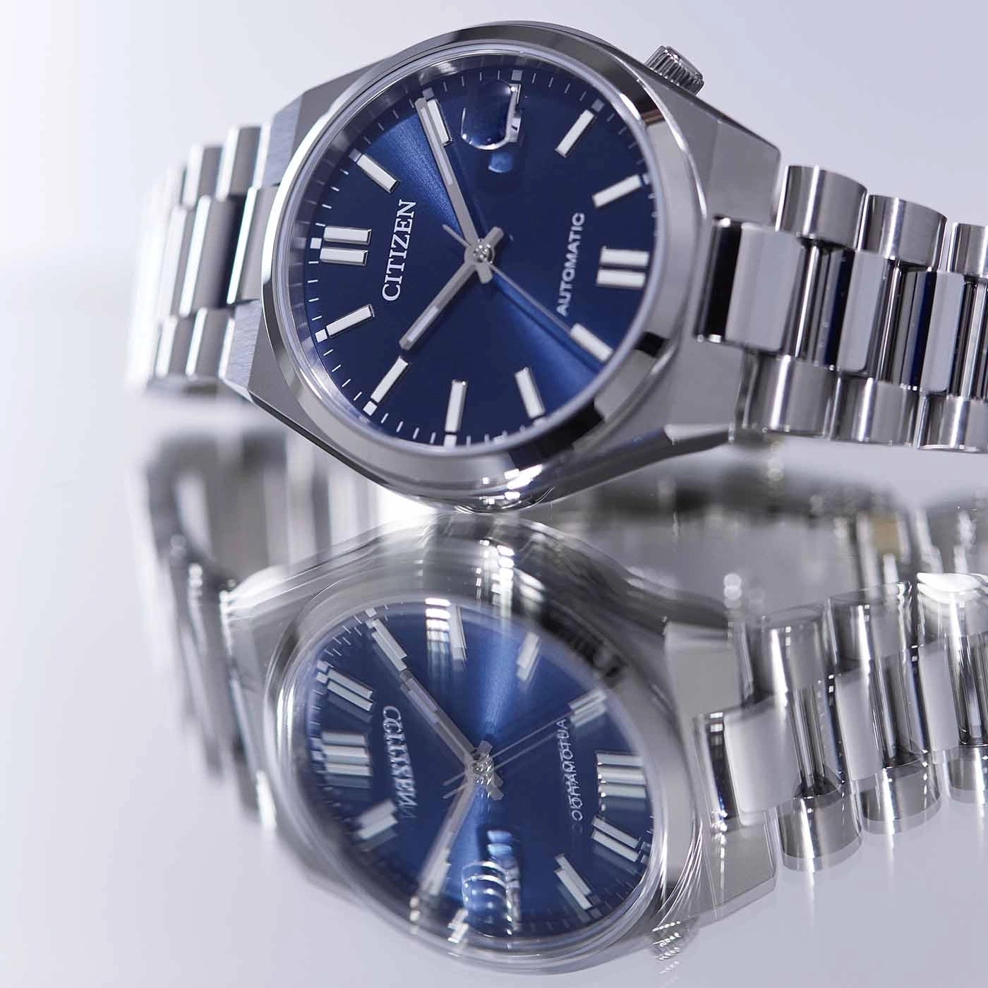 Citizen-Uhr mit blauem Zifferblatt und silbernem Armband, Automatikwerk.
