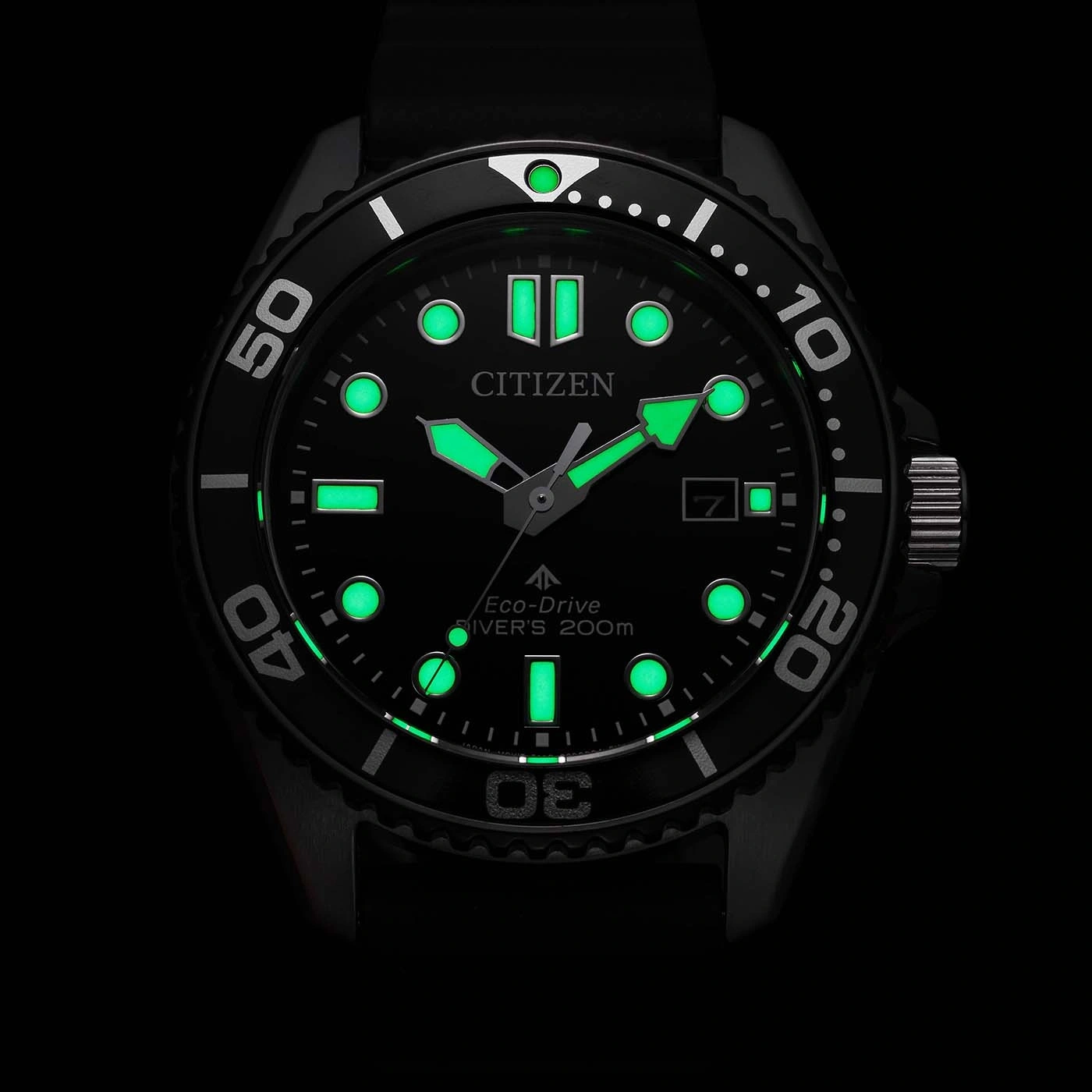 Schwarze Citizen Eco-Drive Taucheruhr mit leuchtend grünen Markierungen.