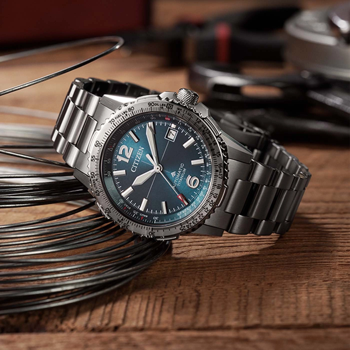 Citizen Automatik-Titaniuhr mit blauem Zifferblatt und Metallarmband.