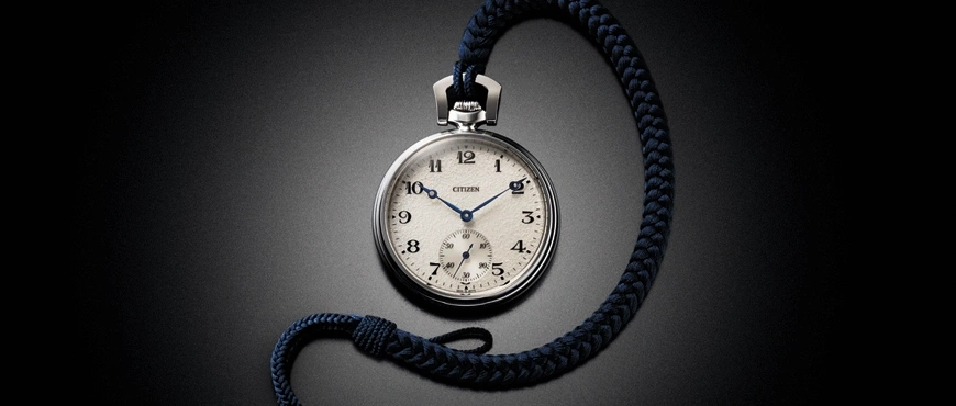 Citizen-Taschenuhr mit blauem Band auf dunklem Hintergrund.