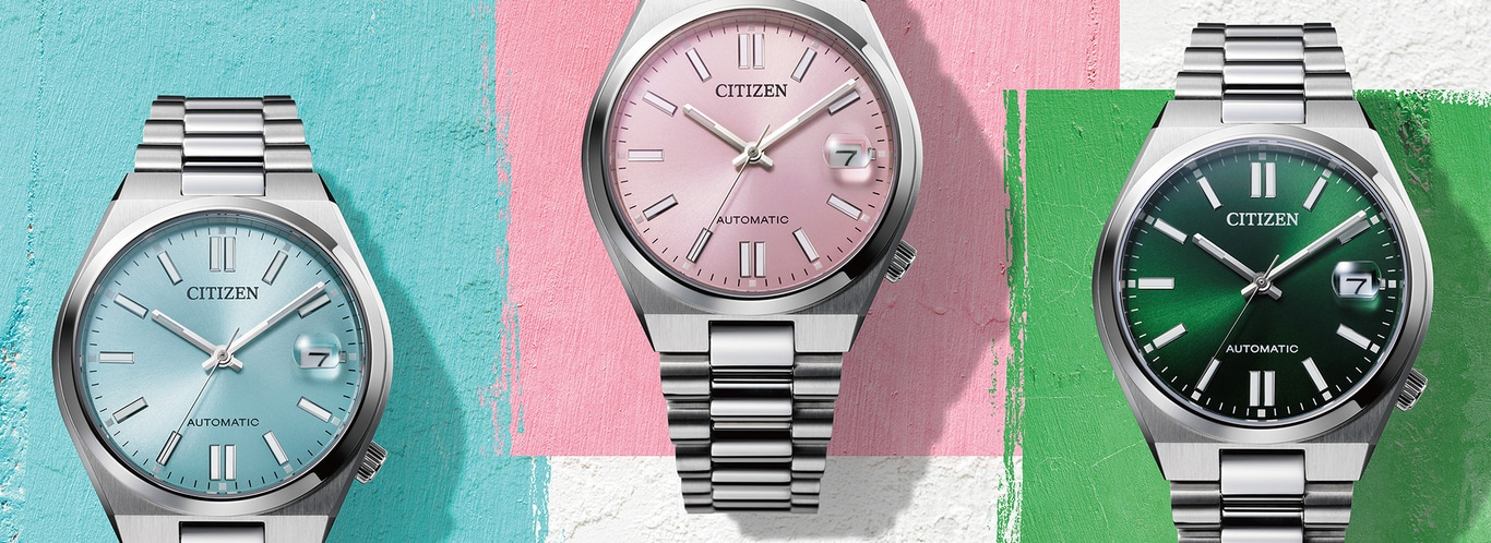 Drei Citizen-Uhren mit verschiedenfarbigen Zifferblättern und Metallarmbändern.