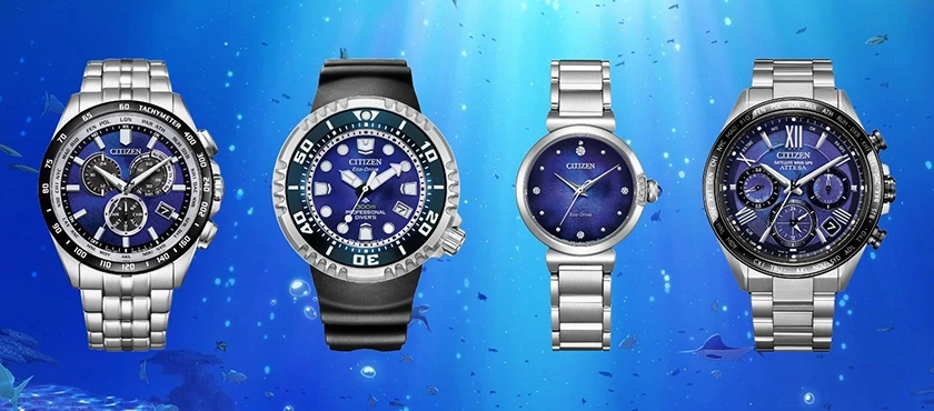 Citizen-Uhren auf blauem Hintergrund, vier verschiedene Modelle, Edelstahl und blaue Zifferblätter.