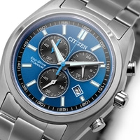Nahaufnahme eines blauen Citizen Eco-Drive Titanium Zifferblatts mit Chronographen-Zifferblättern.
