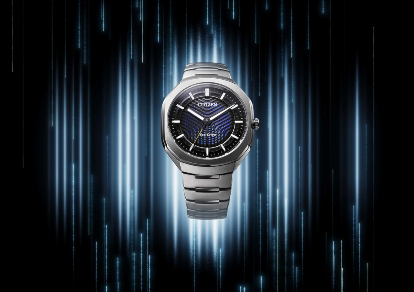Eine moderne Citizen Eco-Drive Uhr mit blau-schwarzem Zifferblatt, vor einem dunklen Hintergrund mit leuchtenden blauen Lichtstreifen.