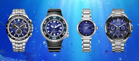 Citizen-Uhren auf blauem Hintergrund, vier verschiedene Modelle, Edelstahl und blaue Zifferblätter.