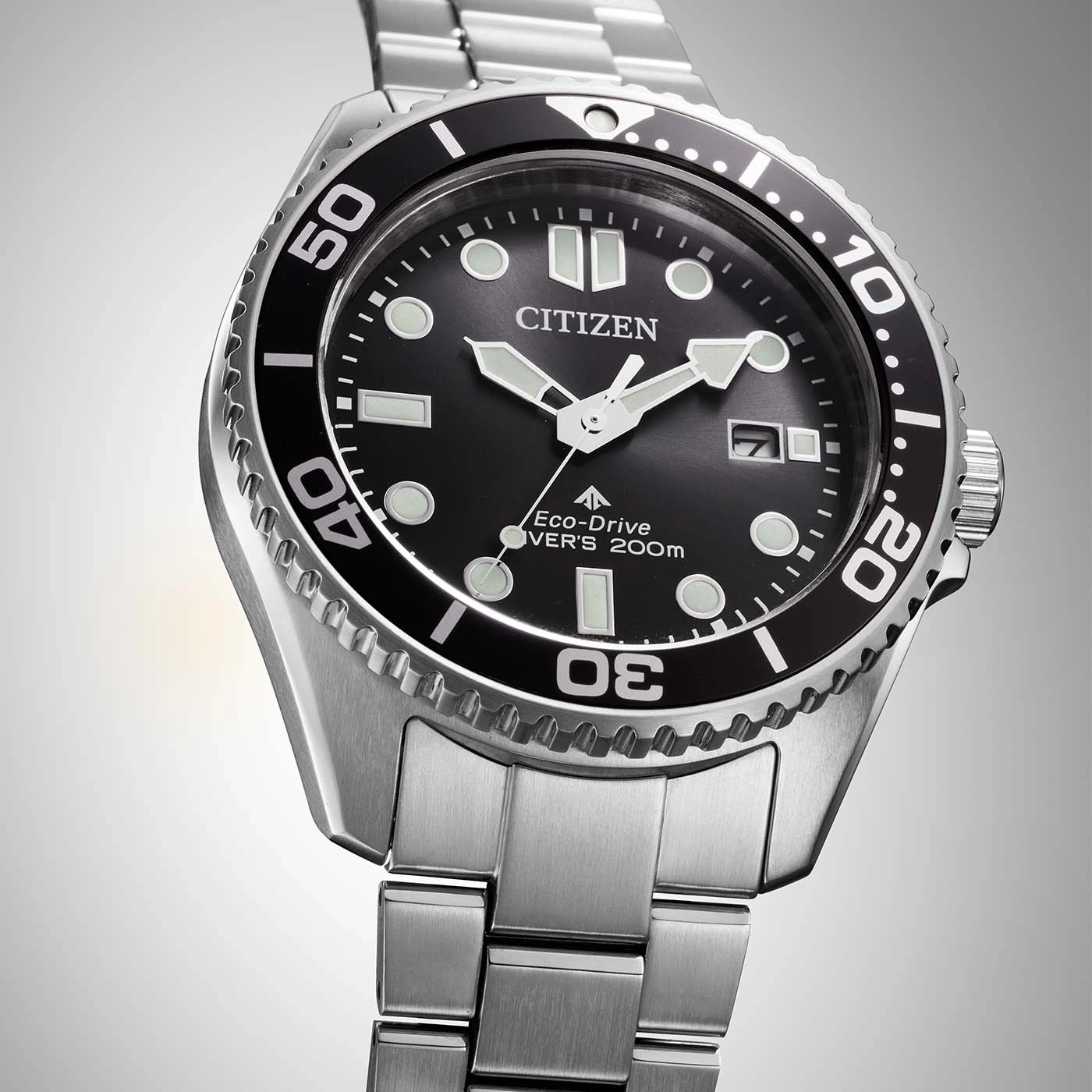 Citizen-Uhr mit schwarzem Zifferblatt und silbernem Armband, Eco-Drive, Diver's 200m