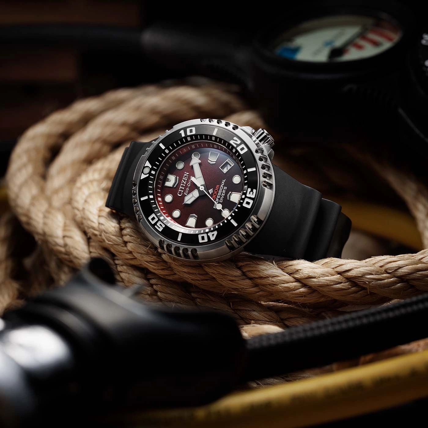 Citizen-Uhr auf Seil, professionelle Taucheruhr, schwarzes Armband, rotes Zifferblatt, Nahaufnahme