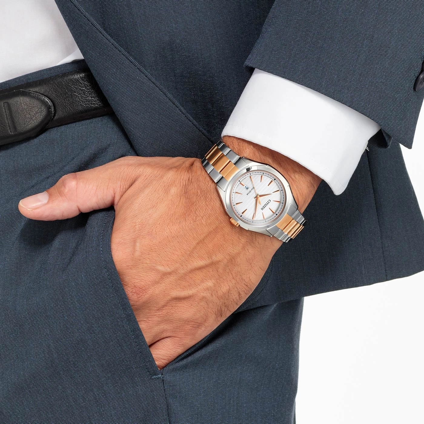 Mann mit Citizen-Uhr, Anzug und weißem Hemd, Hand in der Tasche.