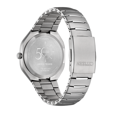 Rückseite einer silbernen Citizen Eco-Drive Uhr mit Metallarmband.