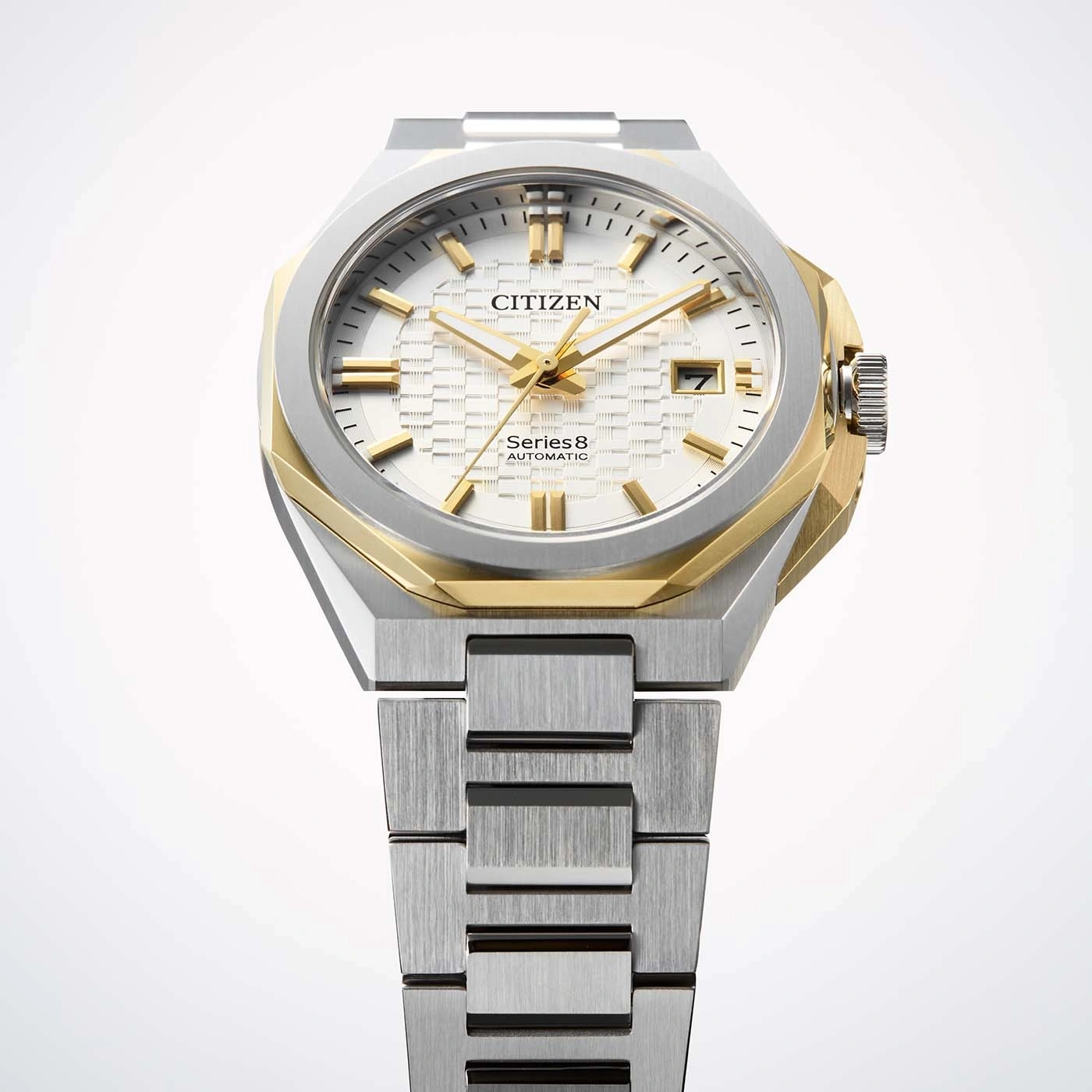 Eine Citizen Series8 Automatik-Uhr mit silbernem und goldenem Gehäuse und Armband.