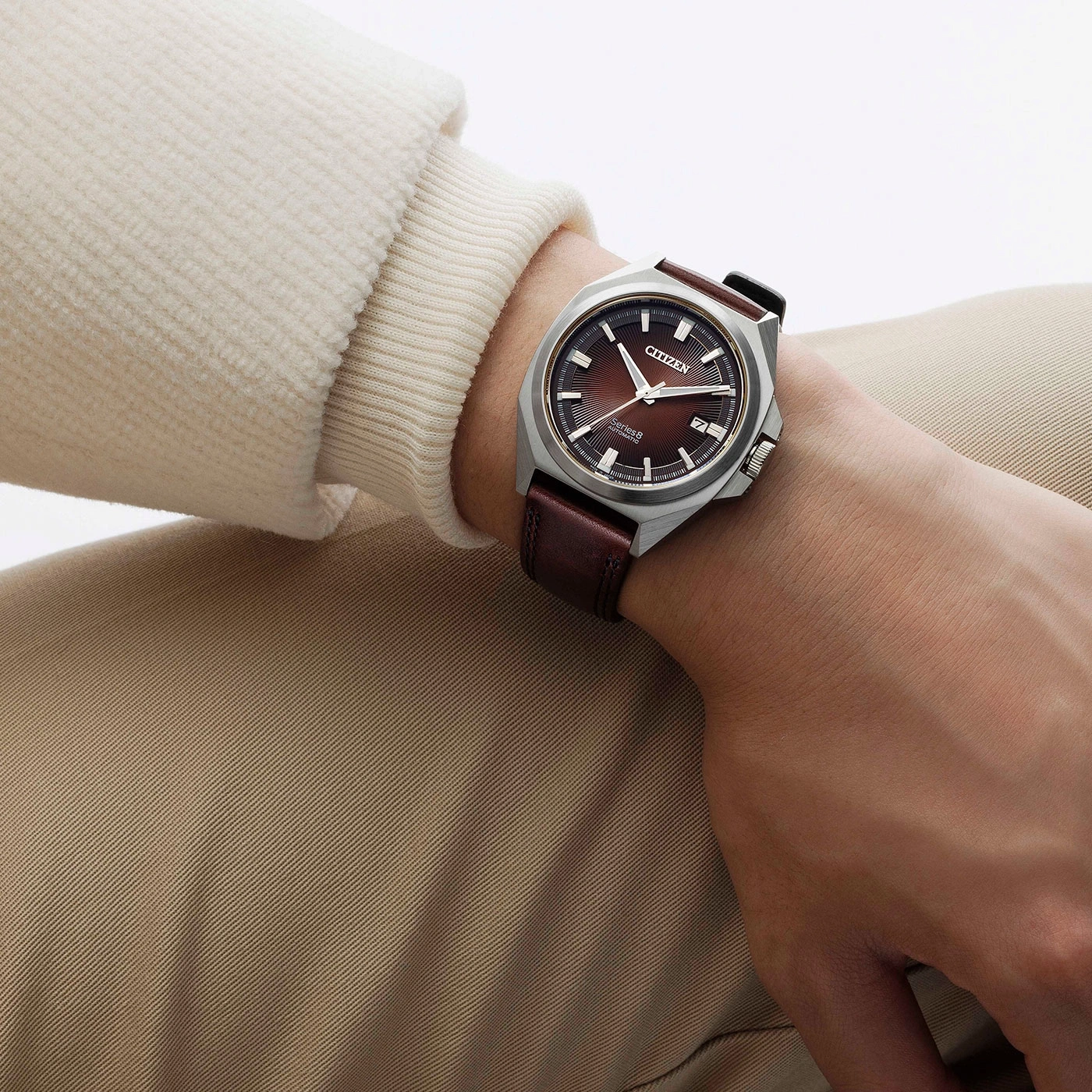 Citizen-Uhr am Handgelenk, braunes Lederarmband, braunes Zifferblatt, beige Kleidung