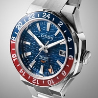 Citizen Series 8 GMT-Uhr mit blau-roter Lünette und Datumsanzeige.
