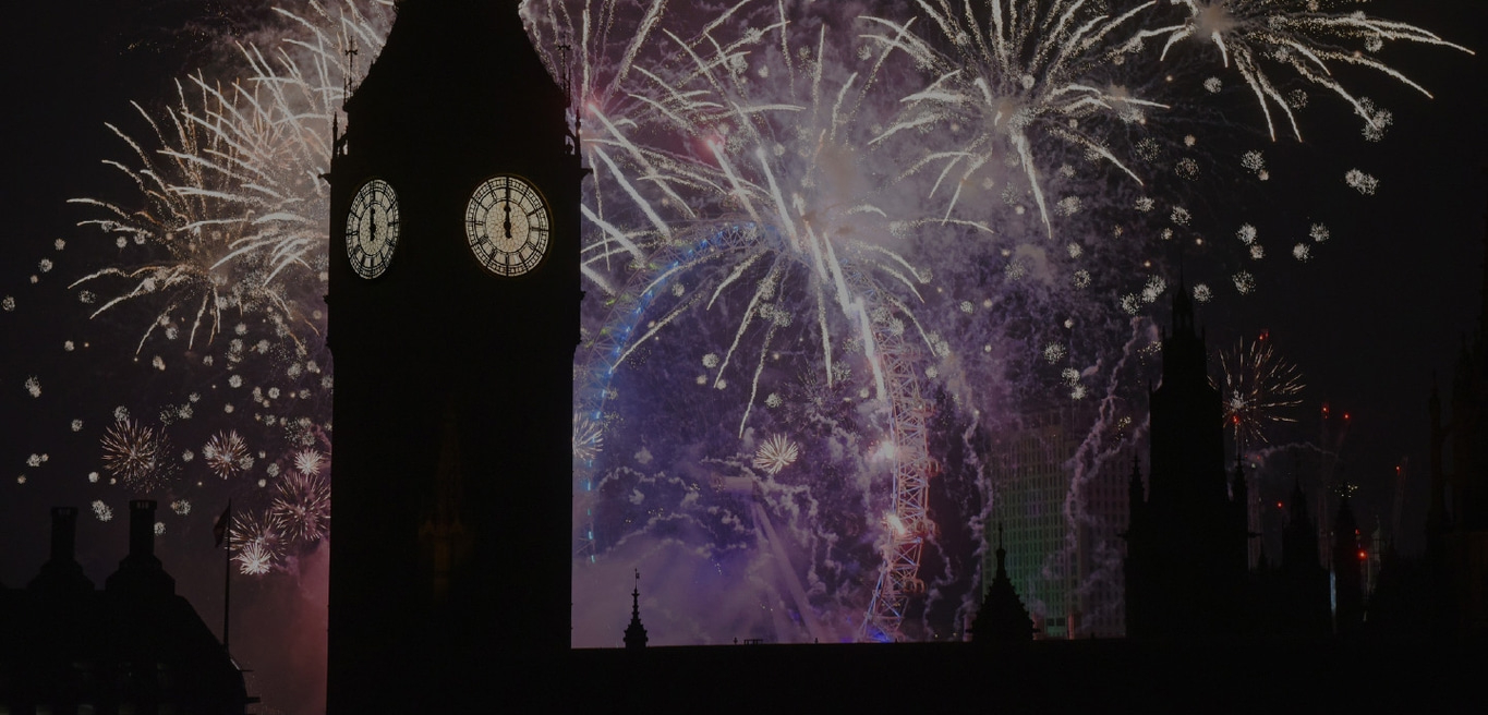 Feuerwerk über Big Ben und dem London Eye bei Nacht, feiernd.