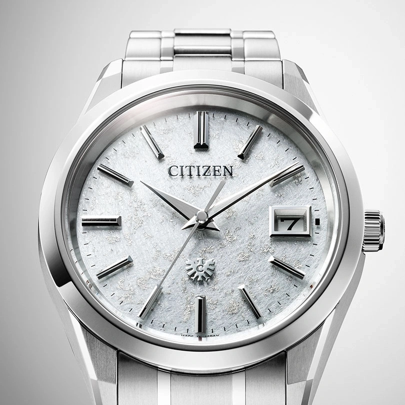 Citizen-Uhr mit silbernem Armband und weißem Zifferblatt mit der Zahl 7.