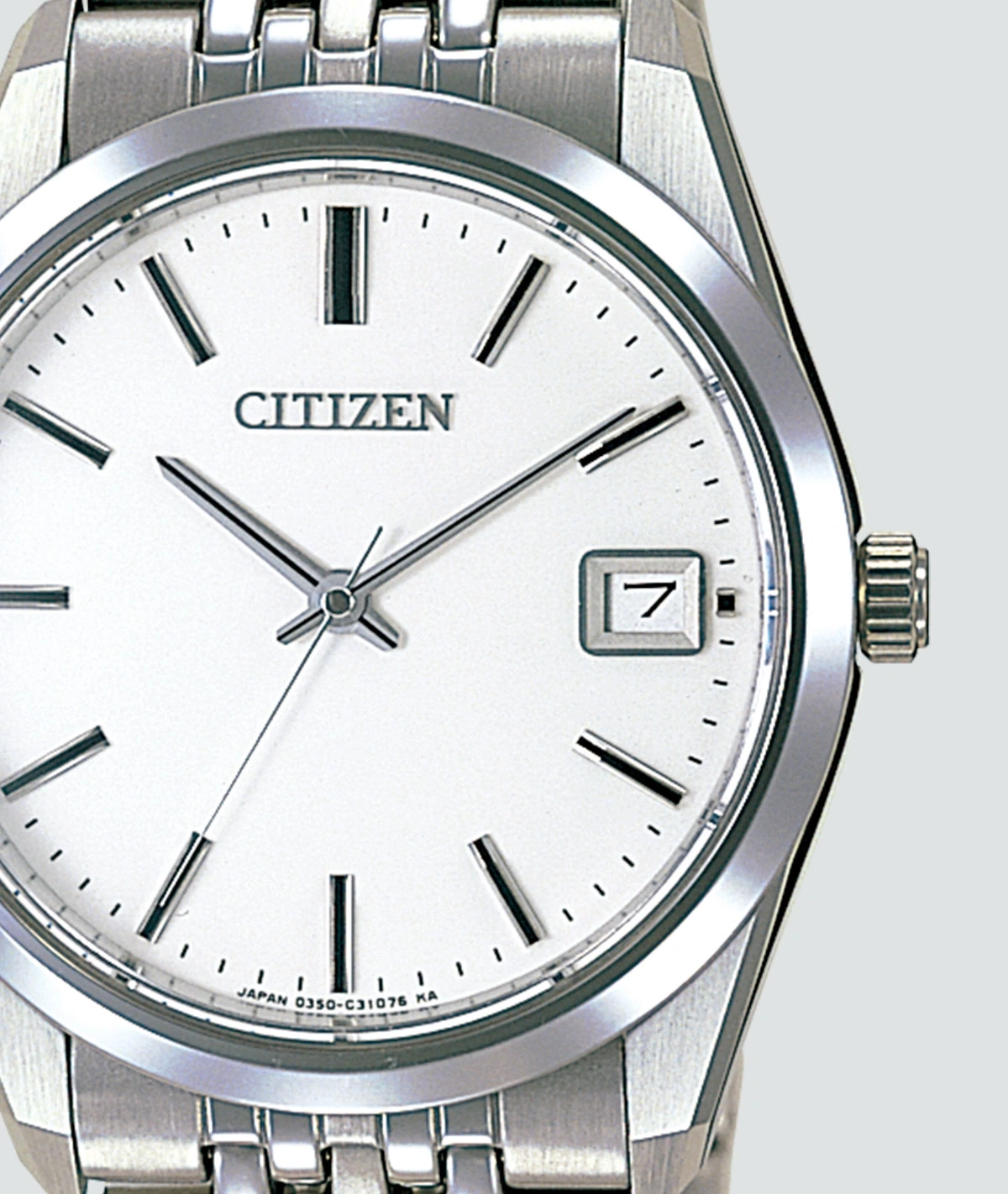 Nahaufnahme einer Citizen-Uhr mit weißem Zifferblatt und Datumsanzeige.