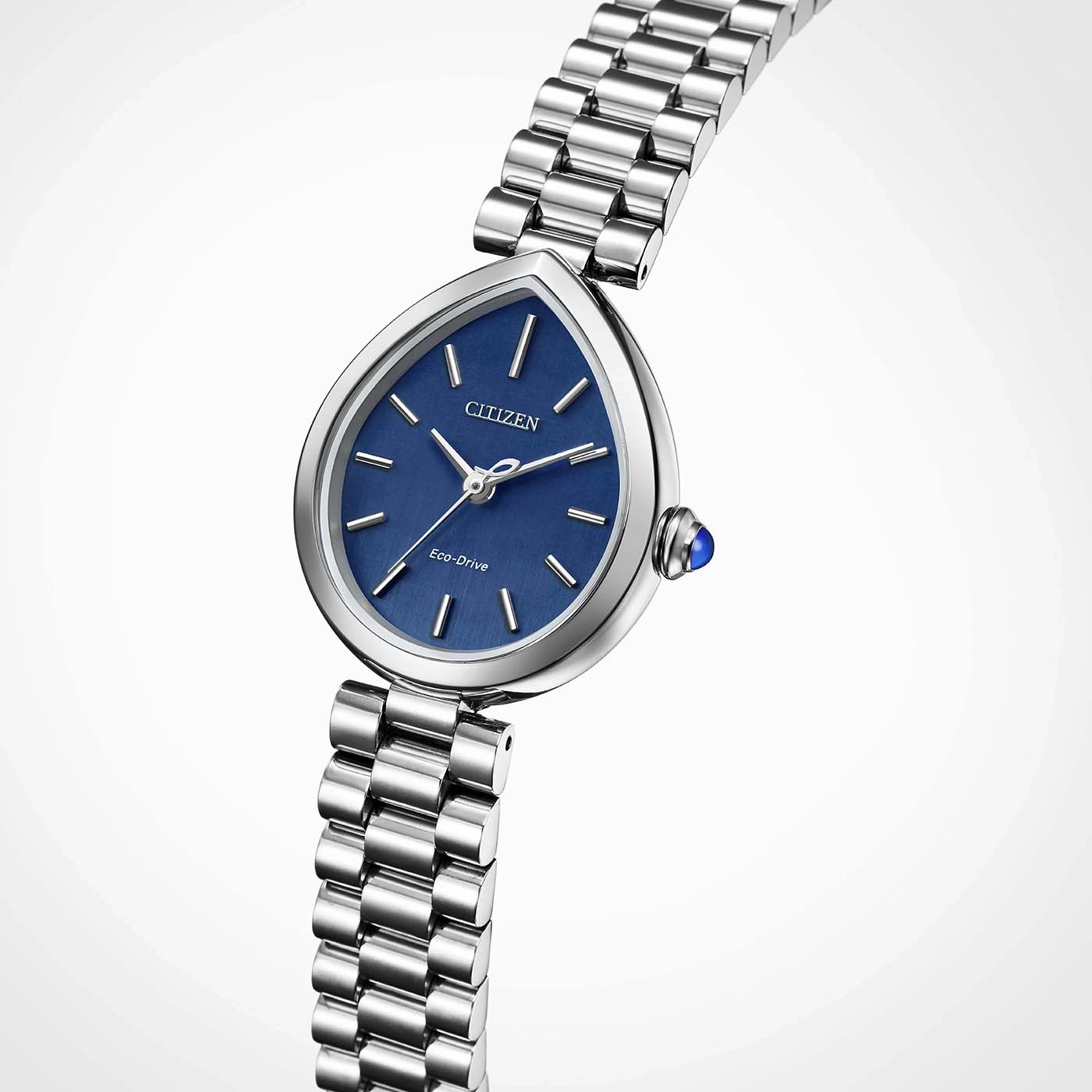 Eine blaue Citizen Eco-Drive Uhr mit einem tropfenförmigen Gehäuse und einem silbernen Metallarmband.