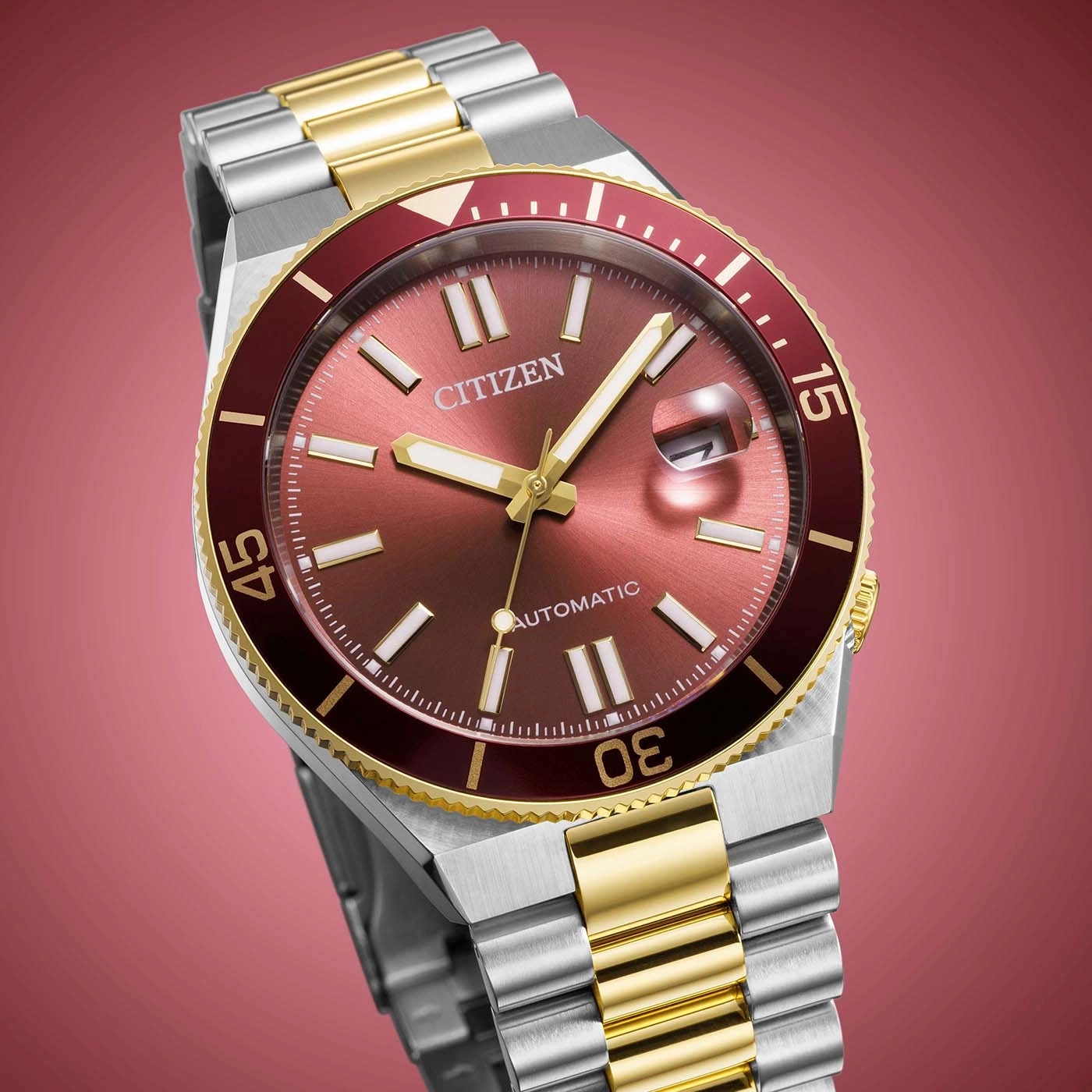 Nahaufnahme einer Citizen Automatik-Uhr mit rotem Zifferblatt und goldenen Akzenten.