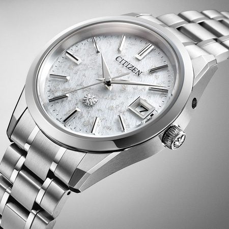 Citizen-Uhr mit weißem Zifferblatt und silbernem Armband, elegantes Design.