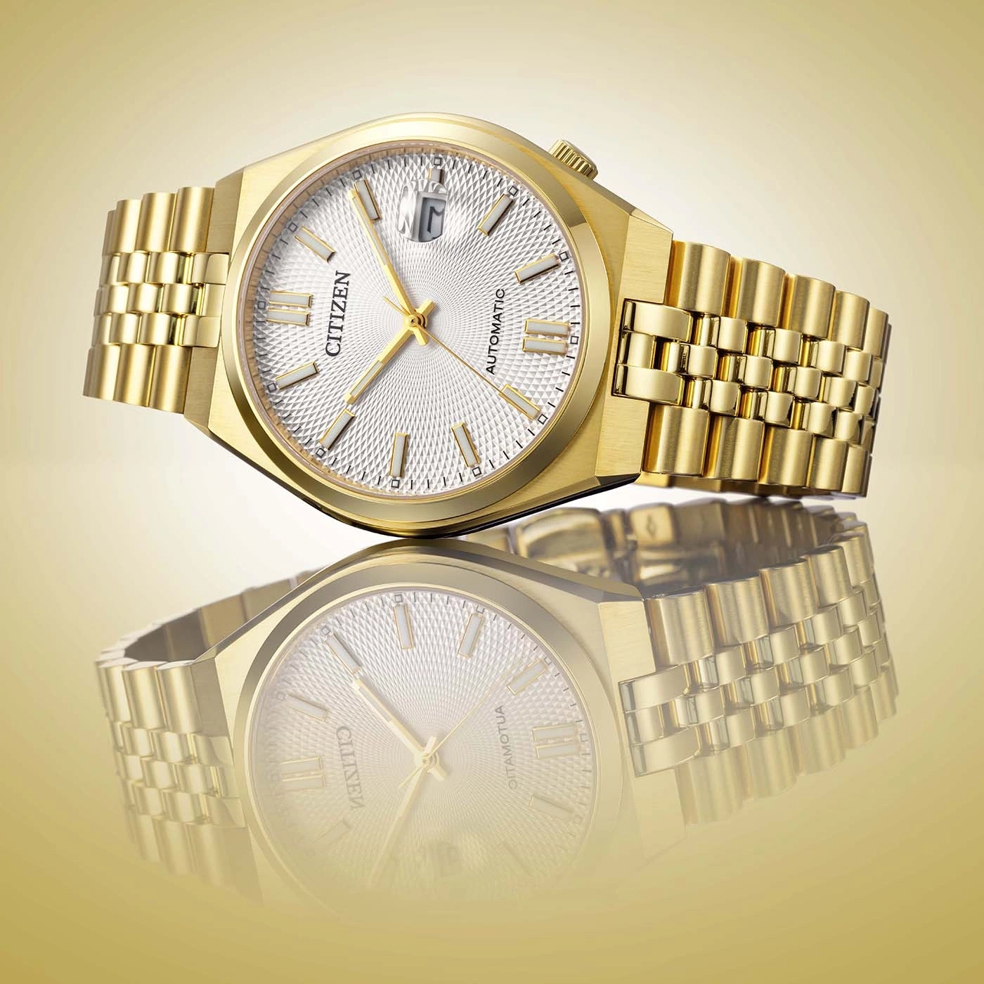 Goldene Citizen-Uhr mit texturiertem Zifferblatt und Armband, reflektiert.